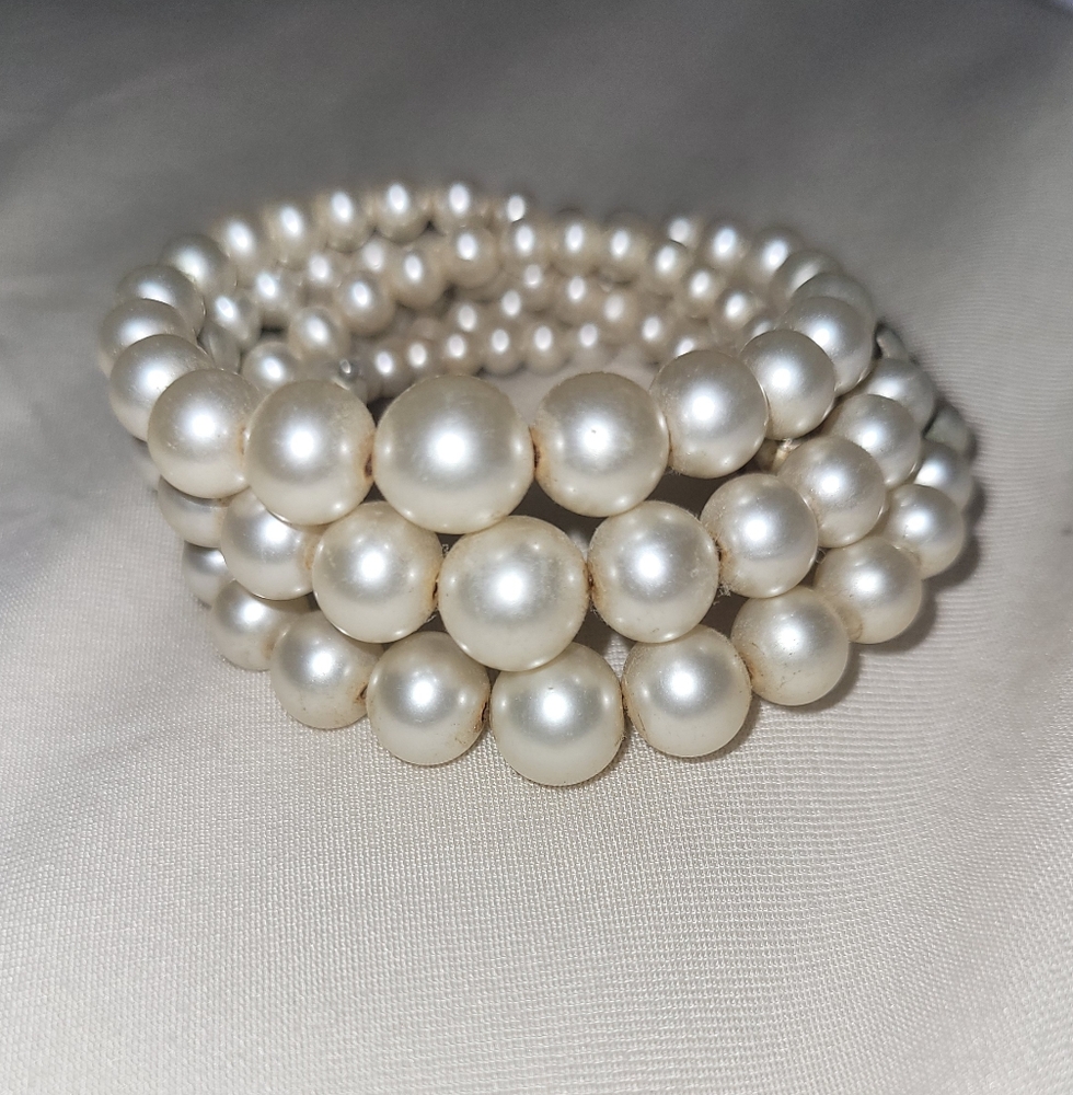Elegant Pearl Bracelet